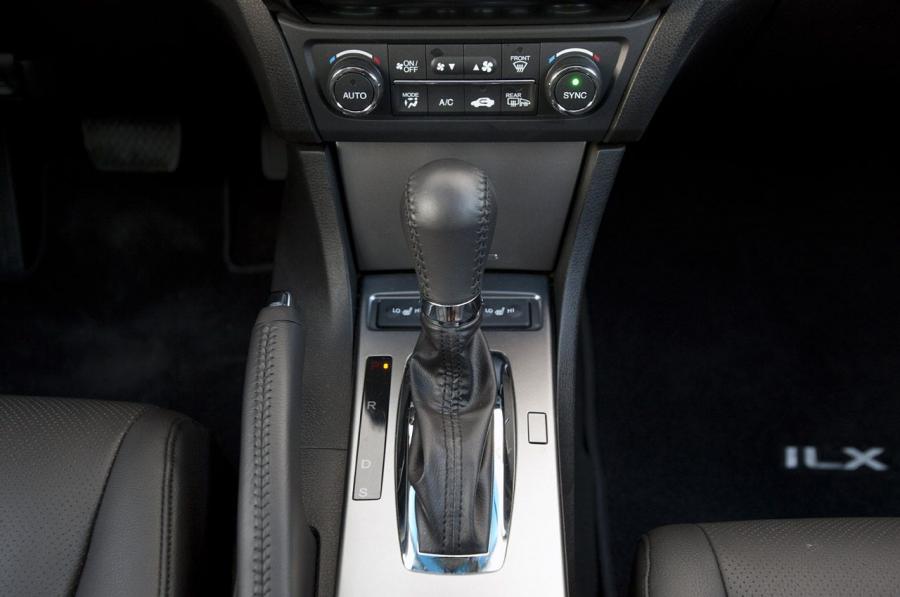 Детали интерьера Acura ILX Hybrid (DE) 2012 года  (фото 5 из 60)